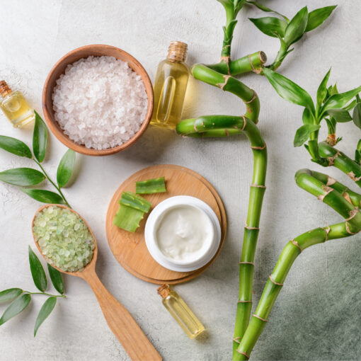 Kosmetik Utensilien liegen mit Bambus auf Hellem Hintergrund