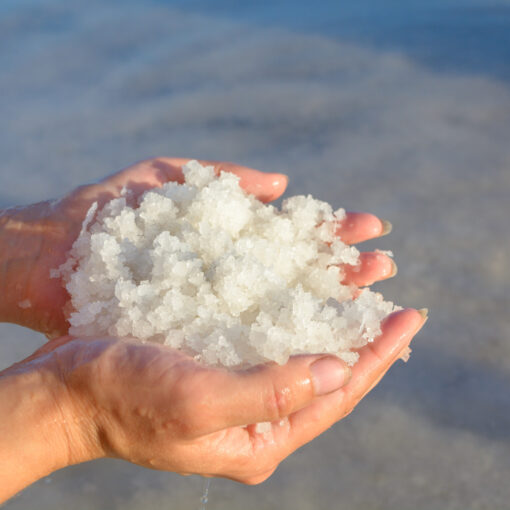Eine Person Hält ihre Hände Voll Frischem Natürlichem Meersalz
