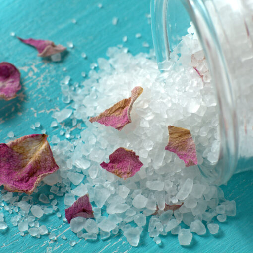 Badesalz mit Getrockneten Rosenblättern auf Türkisem Holz
