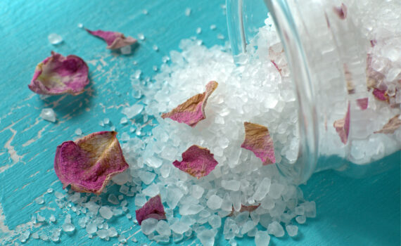 Badesalz mit Getrockneten Rosenblättern auf Türkisem Holz